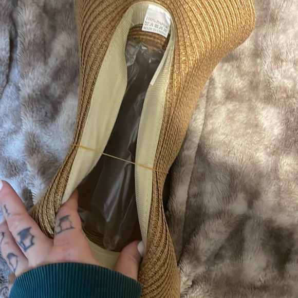 FALL / WINTER HAT - Picture 5 of 11